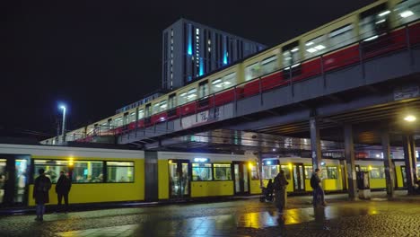 La-Concurrida-Alexanderplatz-De-Berlín-Por-La-Noche-Con-Cruce-De-Tren-Y-Metro