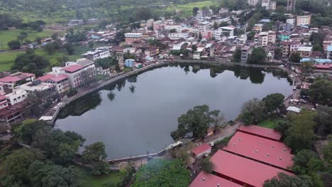 Filmische-Luftaufnahme-Des-Heiligen-Gautam-Sees-In-Der-Nähe-Des-Trimbakeshwar-Tempels-In-Der-Stadt-Trimbak,-Nashik,-Maharashtra,-Indien