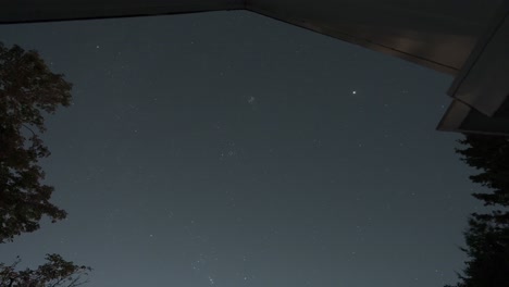 Astro-Zeitraffer-Des-Nachthimmels-Von-Einem-Dach-Aus