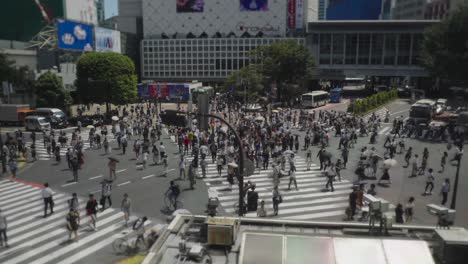 Tokio-Zebrastreifen-Shibuya-Gerangel-Kreuzung-Mit-Geschwindigkeitsrampe-Fußgängerverkehr-Tageslicht