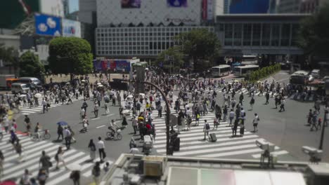 Tokyo-crosswalk-crowd,-famous-city-Shibuya-Scramble-Crossing-with-pedestrians