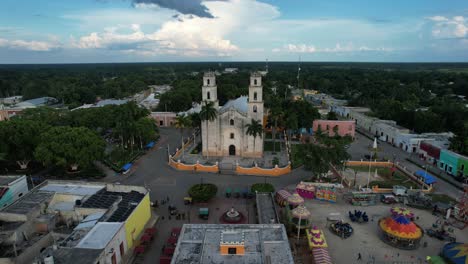 Drohnenaufnahme-Des-Hauptplatzes-Von-Pueblo-Magico-De-Espita-Yucatan-Mexiko