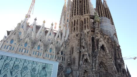 Vista-De-La-Arquitectura-Gótica-De-La-Iglesia-De-La-Sagrada-Familia-En-España-Barcelona-Por-Gaudí
