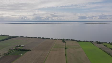 Campos-Agrícolas-Costeros-A-Lo-Largo-Del-Lago-Vattern-En-Smaland,-Suecia