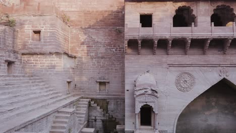 Antigua-Arquitectura-De-Pozo-De-Piedra-Roja-única-En-El-Día-Desde-Diferentes-ángulos-El-Video-Se-Toma-En-Toorji-Ka-Jhalra-O-Stepwell-Jodhpur-Rajasthan-India