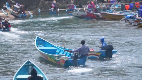 El-Pescador-Conduce-Un-Barco-Pesquero-De-Madera-En-El-Puerto---Baron-Beach,-Indonesia