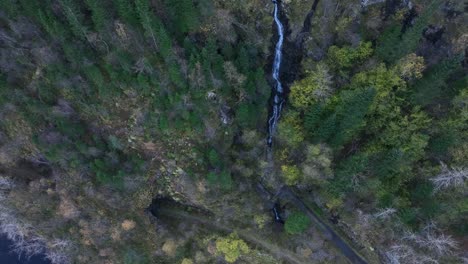 Naturrückgewinnungstunnel-Und-Gleise-Der-Stillgelegten-Bergenbahn-In-Norwegen,-Von-Oben-Nach-Unten-Absteigend