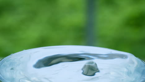 Gießen-Sie-Einige-Wassertropfen-In-Ein-Glas-Wasser-Und-Erzeugen-Sie-Darin-Wellen-Und-Wellen