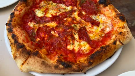 Pizza-Tradicional-Italiana-De-Pepperoni-Picante,-Corteza-Perfecta,-Auténtica-Pizza-Napolitana,-Comida-Deliciosa,-Toma-De-4k