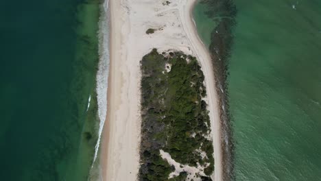 Luftaufnahme-über-Der-Yacaaba-Nehrungsspur-In-Der-Nähe-Des-Great-Mermaid-Beach-Mit-Dem-Mount-Yaccaba