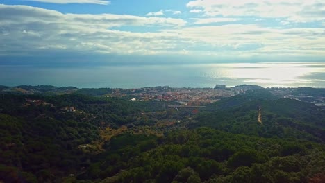 Entspannender-Blick-Auf-Ein-Küstendorf-In-Spanien-Am-Mittag-Mit-Wunderschönen-Wäldern-Direkt-Am-Meer