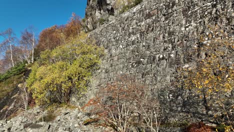 Perfecto-Antiguo-Muro-De-Piedra-Hecho-A-Mano-En-Stanghelle,-Ferrocarril-De-Bergen,-Inclinación-Estática-Hacia-Arriba-En-Noruega
