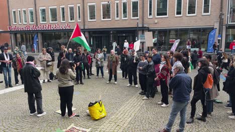 Discursos-Durante-La-Manifestación-Palestina,-Gente-Apoyando-A-Palestina-Durante-La-Manifestación,-Plano-Amplio