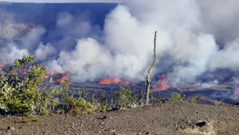Filmischer-Weitwinkelschwenk-Von-Lava-Und-Vulkanischen-Gasen,-Die-Am-Ersten-Tag-Des-Ausbruchs-Im-September-2023-Im-Hawaii-Volcanes-National-Park-Aus-Dem-Kilauea-Austreten