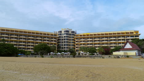 Dusit-Thani-Hotel-in-Pattaya-is-a-luxurious-5-star-resort-located-on-the-stunning-coast-of-Pattaya,-Thailand