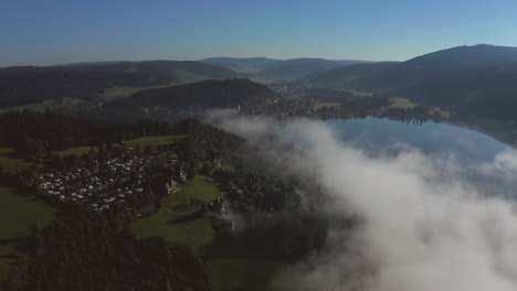 Vorwärts-Bewegender-Schuss-Durch-Wolken-über-Einem-Bergsee