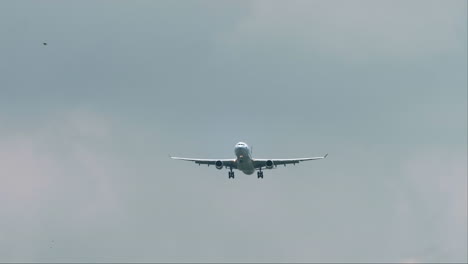 Ein-Passagierflugzeug-Bereitet-Sich-Auf-Die-Landung-Am-Flughafen-Don-Muang-In-Bangkok,-Thailand,-Vor