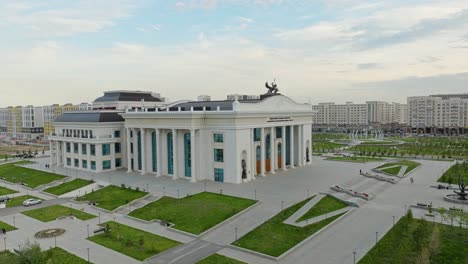 Teatro-De-Drama-Musical-Académico-Estatal-De-Kazajstán-En-Astana,-Kazajstán.