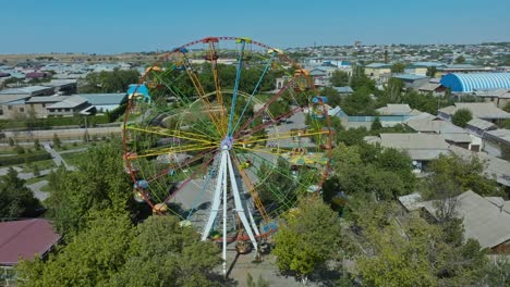 Abandoned-Amusement-Park-Rusty-Ferris-Wheel-On-A-Sunny-Day-In-Sayram-Near-Shymkent,-Kazakhstan