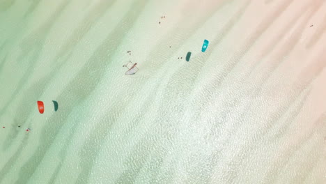 Luftaufnahme-Von-Sandbänken-Und-Kitesurfern-In-Seichten-Gewässern-In-Sansibar