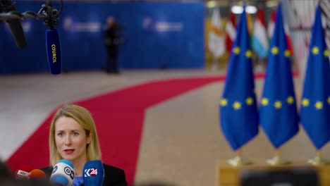 El-Primer-Ministro-Estonio,-Kaja-Kallas,-Hablando-Con-La-Prensa-En-La-Cumbre-Del-Consejo-Europeo-En-Bruselas,-Bélgica.-Primer-Plano-Cinematográfico.