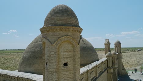 Torres-Y-Cúpulas-Del-Mausoleo-De-Arystan-Bab-Hechas-De-Ladrillos-Cocidos-Y-Mortero-De-Alabastro-En-Kazajstán.