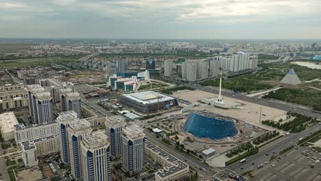 Vista-Aérea-De-La-Plaza-De-La-Independencia-Con-Monumentos-En-Astana,-Kazajstán