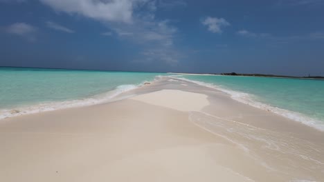 Lonely-white-sandbank-in-the-middle-of-caribbean,-sea-water-splash-on-white-sand-beach