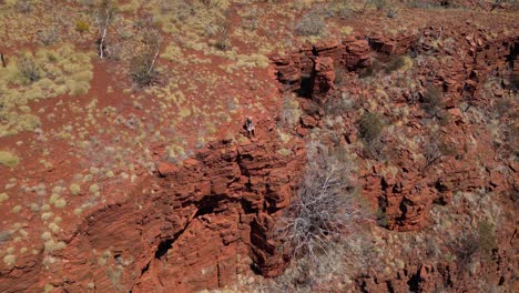 Vídeo-De-Drones-De-Formación-Rocosa-En-El-Parque-Nacional-Karijini,-Pilbara,-Australia-Occidental