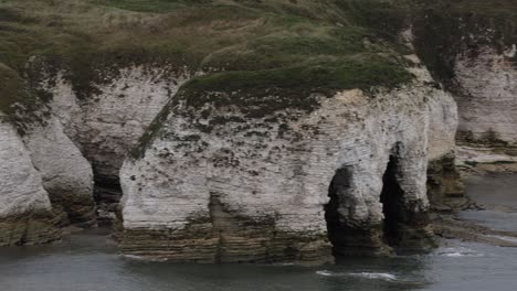 Slow-panning-shot-of-white-cliffs-at-the-coast-in-England