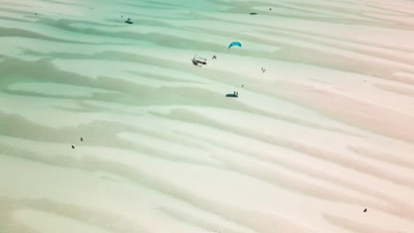 Luftaufnahme-Von-Sandbänken-Und-Kitesurfern-In-Seichten-Gewässern