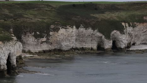 Static-shot-of-white-cliff-faces-at-the-coast-of-Flamborough-England