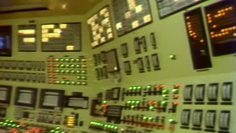 Schwenkaufnahme-Im-Kontrollraum-Eines-Kernkraftwerks-Aus-Den-1970er-Jahren