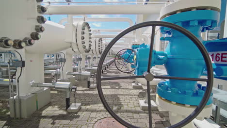 Close-up-of-a-valve-wheel-at-a-Natural-gas-pumping-station,-sunny-day
