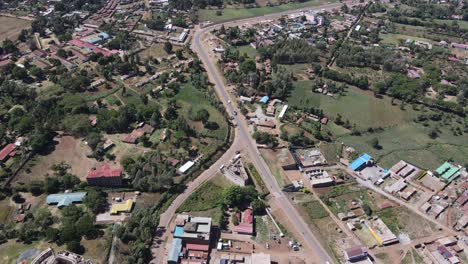 Aufschlussreiche-Dichte-Bebauung-Des-Stadtzentrums-Von-Loitokitok,-Kenia,-Luftaufnahme