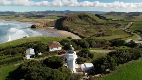 Die-Drohne-Des-Leuchtturms-Katiki-Point-Enthüllt-Touristenattraktionen-Und-Die-Landschaft-Der-Ostküste-Neuseelands