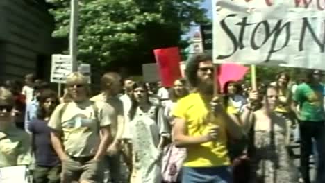 1970-Manifestantes-Contra-La-Guerra-Sin-Armas-Nucleares