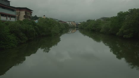 River-flowing-in-the-middle-of-the-city-,trees-and-building-surrounding-river