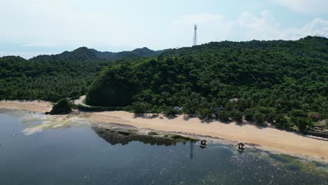 Filmische-Luftaufnahme-Eines-Strandresorts-Mit-üppigen-Dschungeln-Und-Weißen-Sandstränden-Auf-Der-Tropischen-Insel-Catanduanes