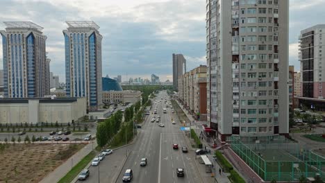 Conduciendo-Por-Las-Concurridas-Calles-De-Astana-Al-Atardecer-En-Kazajstán
