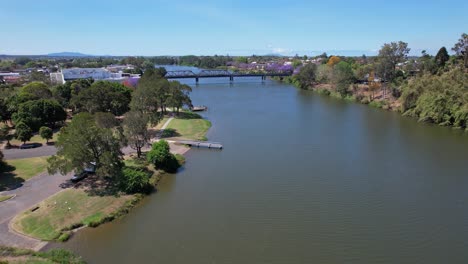 Macleay-River-Mit-Blick-Auf-Die-Kempsey-Bridge-In-Kempsey,-New-South-Wales,-Australien