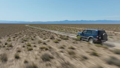 Staub-Von-Fahrzeugen,-Die-Im-Gelände-Im-Charyn-Canyon-Nationalpark,-Kasachstan,-Rasen