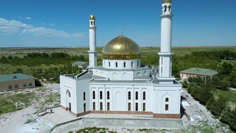 Arystan-Bab-Mausoleum-–-Weißes-Gebäude-Mit-Goldener-Kuppel-Und-Minaretten-In-Kasachstan