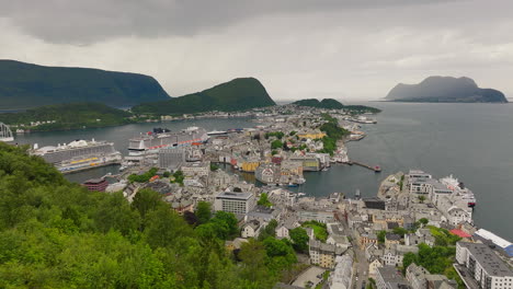 Aalesund-tourist-town-with-docked-cruise-ships-on-Geirangerfjord,-Norway
