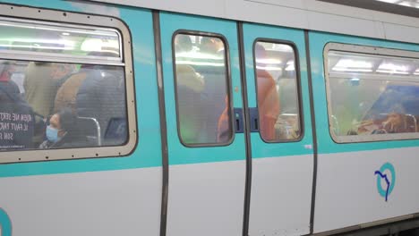 Zug-Hält-Mit-Passagieren-An-Einer-U-Bahnstation-In-Paris,-Frankreich