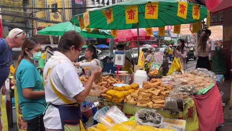 Straßenverkäufer-Sind-Während-Einer-Der-Einzigartigsten-Veranstaltungen-Thailands,-Dem-Vegetarierfest-–-Auch-Bekannt-Als-Das-Fest-Der-Neun-Kaisergötter-In-Bangkok-–-Damit-Beschäftigt,-Lebensmittel-Für-Kunden-Zu-Verkaufen-Und-Zu-Verpacken