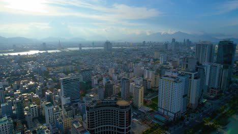 Atemberaubende-Luftaufnahme-Von-Strandhotels-Und-Urbaner-Stadtlandschaft-In-Der-Zentralvietnamesischen-Stadt-Da-Nang-Vietnam