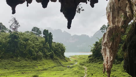 Parque-Nacional-Khao-Sok-En-El-Sur-De-Tailandia-Vista-Del-Paisaje-Verde-Desde-Una-Enorme-Cueva,-Destino-De-Vacaciones-De-Viaje