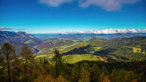 Time-lapse-De-Nubes-Moviéndose-Sobre-Las-Montañas-De-Colores-Otoñales-En-Los-Alpes-De-Berchtesgaden-En-Alemania