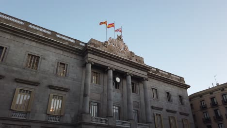 Errichtung-Der-Fassade-Des-Regierungsgebäudes-Palau-De-La-Generalitat,-Barcelona,-Spanien,-Mit-Schwenkender-Nationalflagge